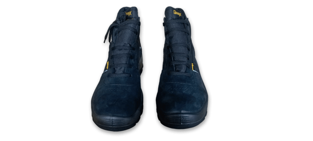 Par de botines de seguridad GamaX, modelo 206A-216P, en color negro de cuero nobúck, vistos de frente con cordones negros