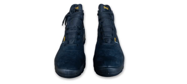 Par de botines de seguridad GamaX, modelo 206A-216P, en color negro de cuero nobúck, vistos de frente con cordones negros