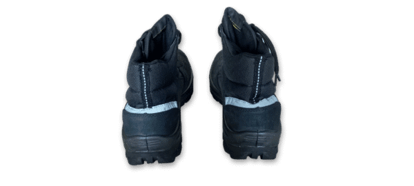 Par de botines de seguridad GamaX, modelo 206A-216P, en color negro de cuero nobúck, vistos desde la parte trasera.