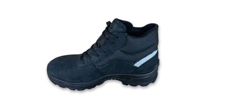 Botín de seguridad GamaX, modelo 206A-216P, en color negro de cuero nobúck, junto a otro botín mostrando su suela negra de alta tracción.