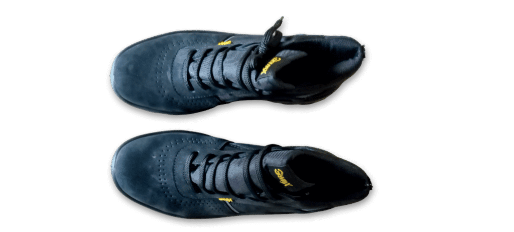 Vista superior de un par de botines de seguridad GamaX, modelo 206A-216P, en color negro de cuero nobúck con cordones.