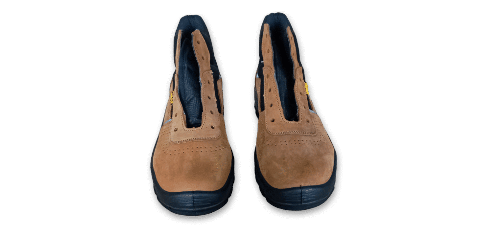 Vista superior de un par de botines de seguridad GamaX, modelo 206A-216P, en color amarillo de cuero nobúck.