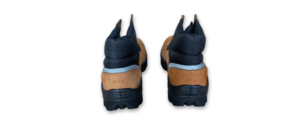 Par de botines de seguridad GamaX, modelo 206A-216P, en color amarillo de cuero nobúck, vistos desde la parte trasera.