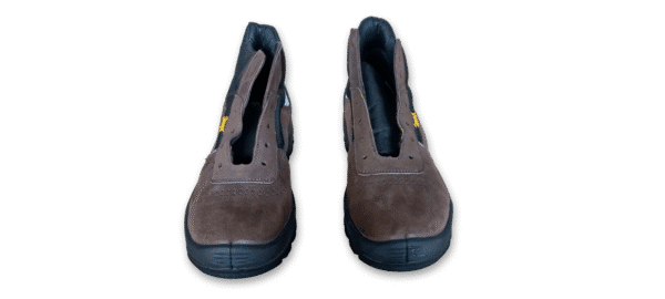Vista superior de un par de botines de seguridad GamaX, modelo 206A-216P, en color marrón de cuero nobúck.