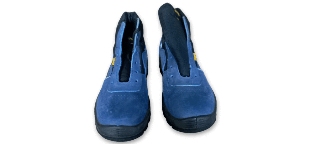 Vista superior delantera de un par de botines de seguridad GamaX, modelo 206A-216P, en color azul de cuero nobúck.