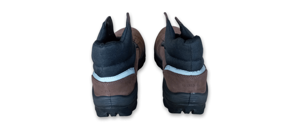 Par de botines de seguridad GamaX, modelo 206A-216P, en color marrón de cuero nobúck, vistos desde la parte trasera.