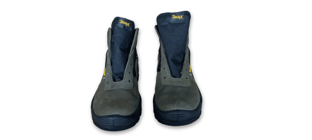 Par de botines de seguridad GamaX, modelo 206A-216P, en color verde de cuero nobúck, vistos de frente.