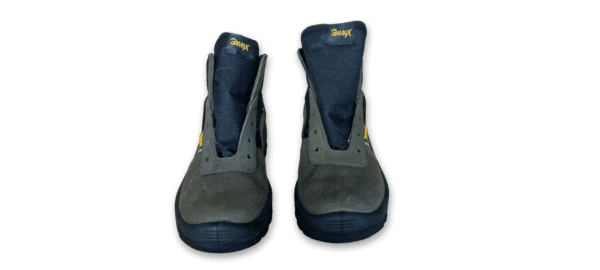 Par de botines de seguridad GamaX, modelo 206A-216P, en color verde de cuero nobúck, vistos de frente.