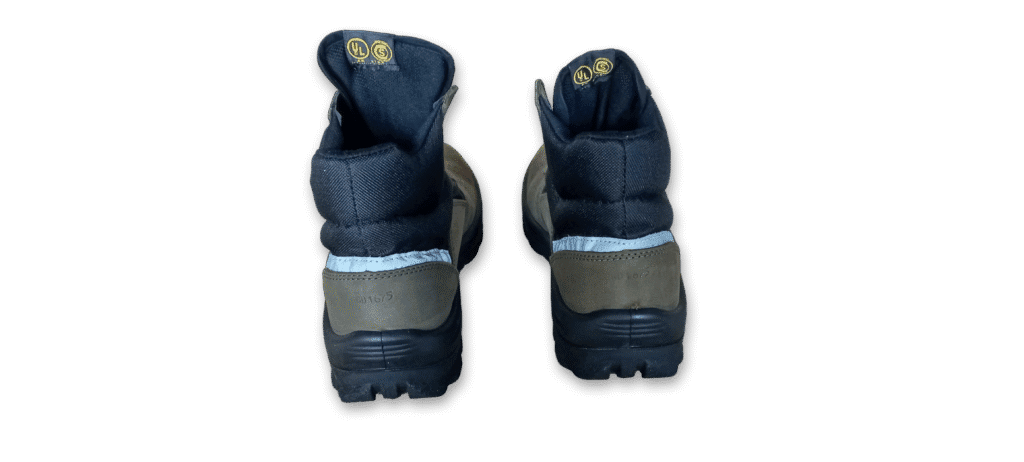 Par de botines de seguridad GamaX, modelo 206A-216P, en color verde de cuero nobúck, vistos desde la parte trasera.