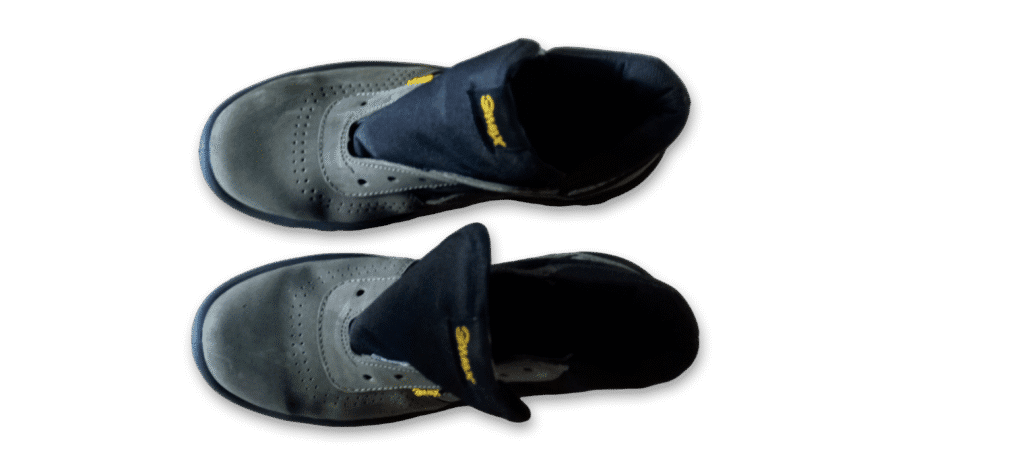 Botín de seguridad GamaX, modelo 206A-216P, en color verde de cuero nobúck, junto a otro botín mostrando su suela negra de alta tracción.