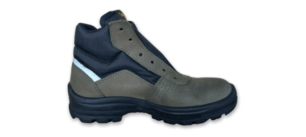 Vista superior de un par de botines de seguridad GamaX, modelo 206A-216P, en color verde de cuero nobúck.