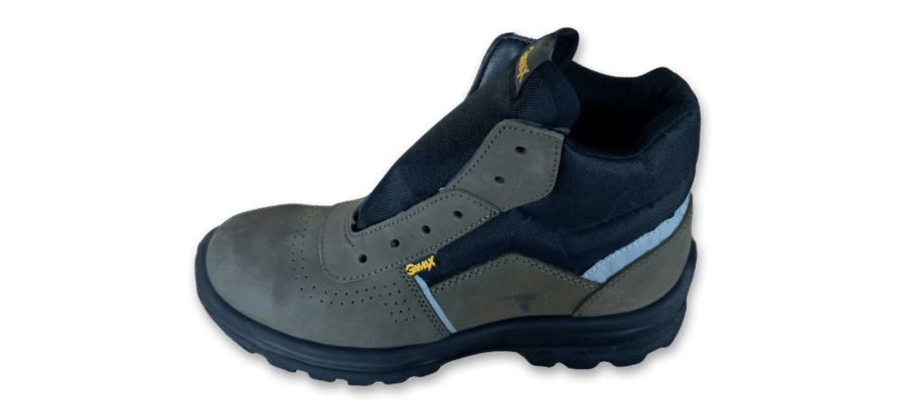 Botín de seguridad GamaX, modelo 206A-216P, en color verde de cuero nobúck, visto de perfil con suela negra y detalle reflectivo lateral.