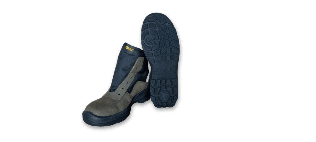 Botín de seguridad GamaX, modelo 206A-216P, en color verde de cuero nobúck, junto a otro botín mostrando su suela negra de alta tracción.