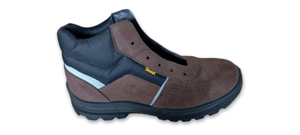 Botín de seguridad GamaX, modelo 206A-216P, en color negro de cuero nobúck, con suela negra y detalle reflectivo lateral.