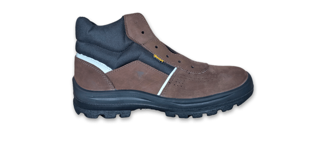 Botín de seguridad GamaX, modelo 206A-216P, en color marrón de cuero nobúck, con suela negra y detalle reflectivo lateral.