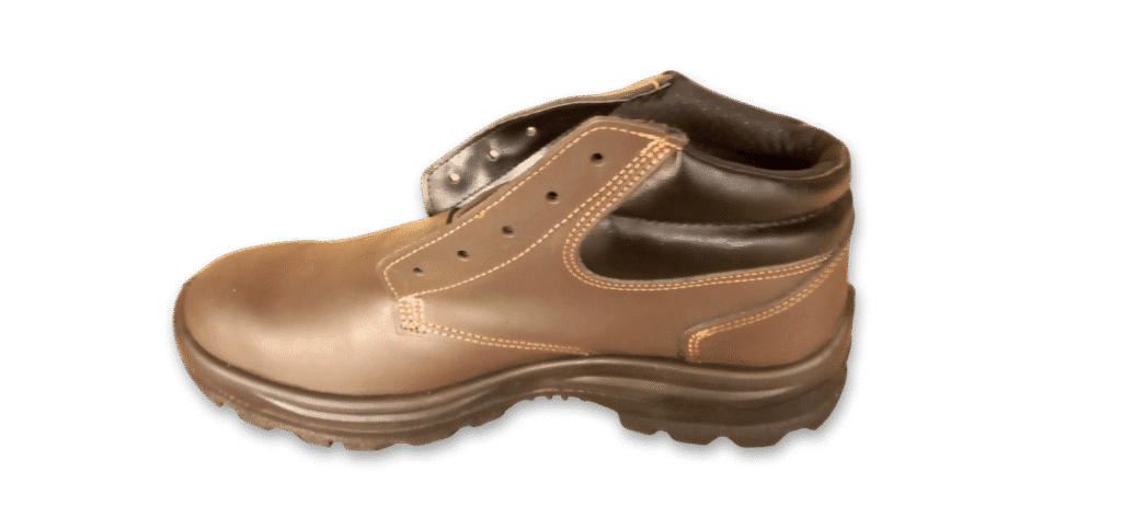 Botín de seguridad GamaX, modelo 300A-300P, en color marrón de cuero descarne, visto desde un ángulo que muestra la parte lateral y frontal.