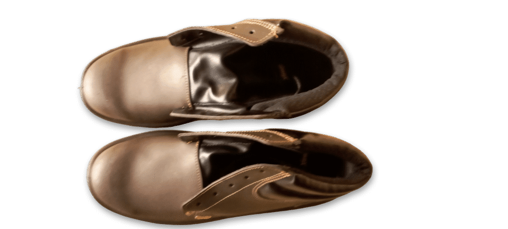 Vista superior de un par de botines de seguridad GamaX, modelo 300A-300P, en color marrón de cuero descarne.