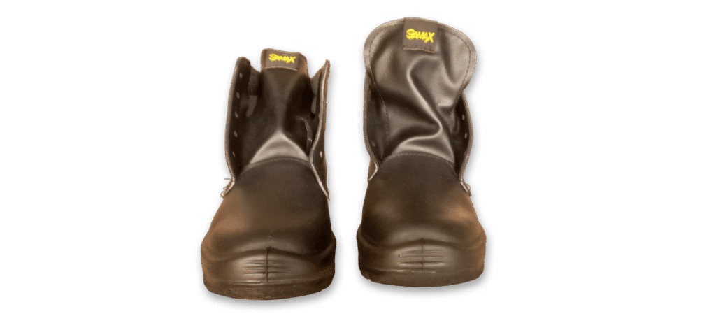 Par de botines de seguridad GamaX, modelo 300A-300P, en color negro de cuero descarne, vistos de frente.