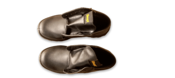 Vista superior de un par de botines de seguridad GamaX, modelo 300A-300P, en color negro de cuero descarne.
