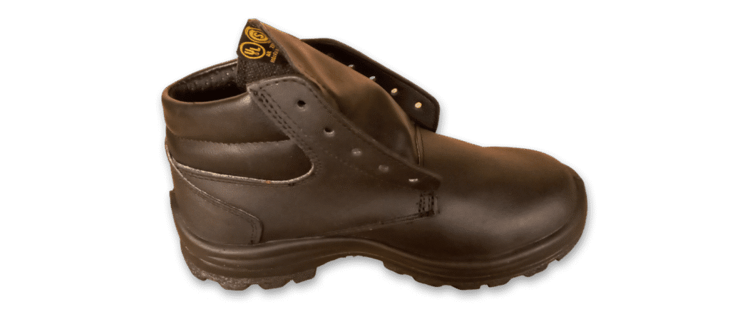 Botín de seguridad GamaX, modelo 300A-300P, en color negro de cuero descarne, con la suela visible mostrando el diseño de tracción.