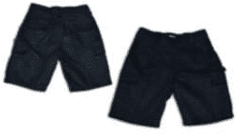 Bermuda Cargo Azul Oscuro GamaX BER1 - Frente y Espalda Dos bermudas cargo de color azul oscuro marca GamaX, colgadas en perchas, una con vista frontal y la otra con vista trasera.