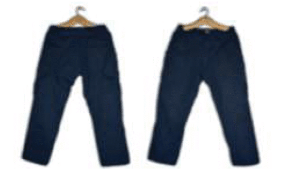 Dos pantalones clásicos de color azul oscuro marca GamaX, colgados en perchas.