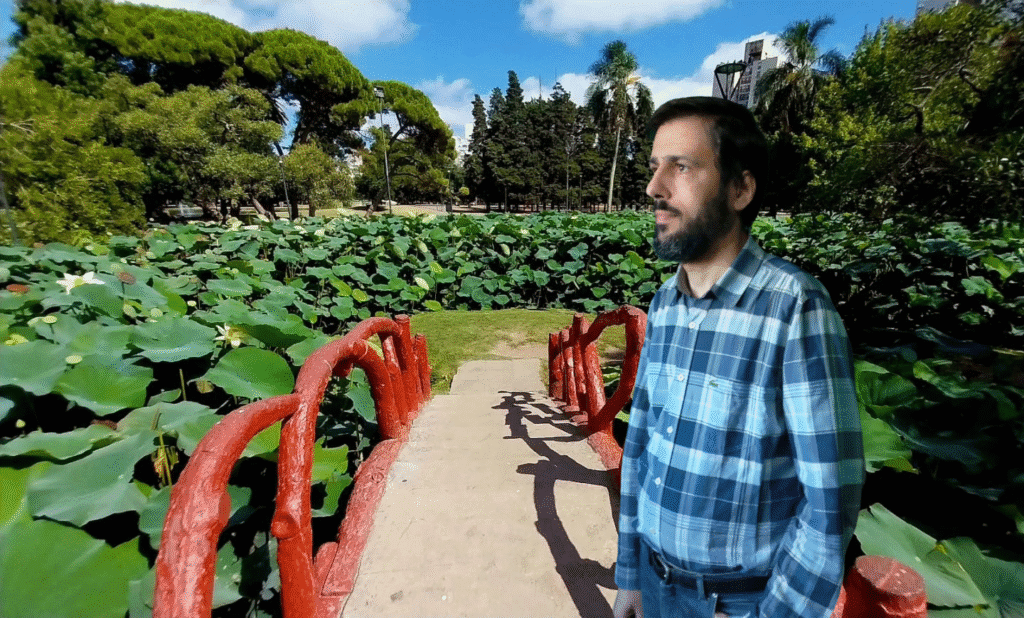 Fundador de Hipocampo Argentino en el Parque Saavedra. Christian Leonel Mata, fundador de Hipocampo Argentino, parado en un puente del Parque Saaverda.